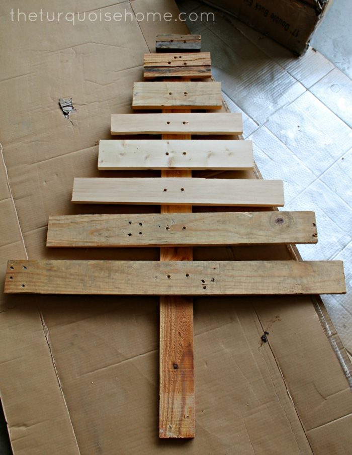 Pallet Christmas tree is an easy DIY project before Christmas.