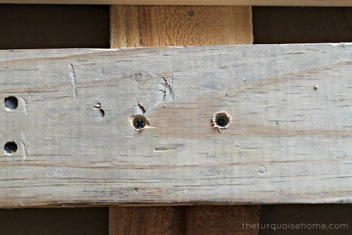 Pallet Christmas tree is an easy DIY project before Christmas.