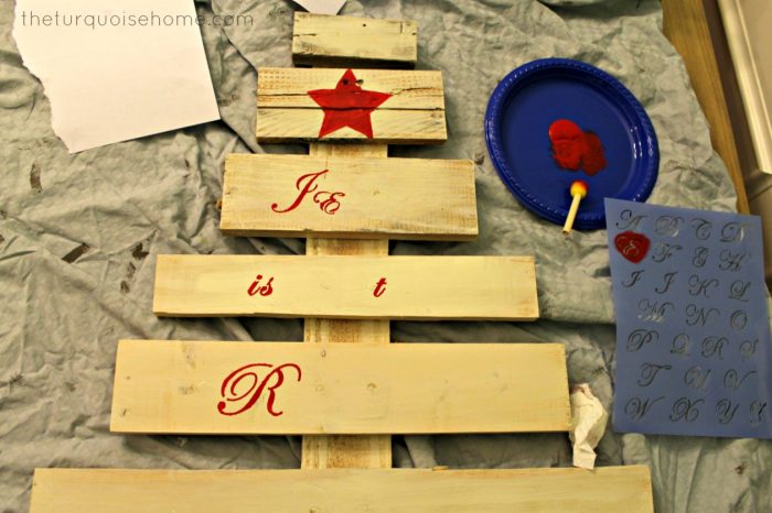 Pallet Christmas tree is an easy DIY project before Christmas.