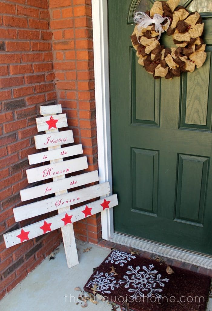 Pallet Christmas tree is an easy DIY project before Christmas.