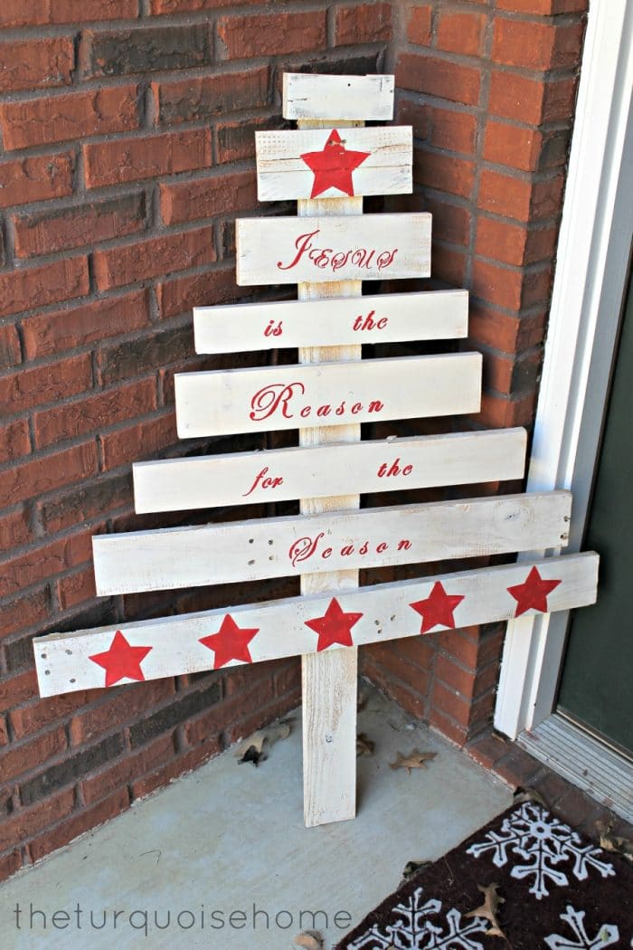 Pallet Christmas tree is an easy DIY project before Christmas.