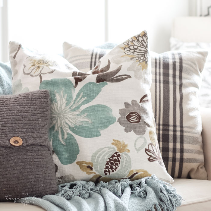 A Simple Guide to Styling Throw Pillows - The Ginger Home