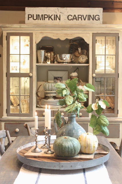 27 Gorgeous Thanksgiving Tablescapes | Simple Fall Tablescape with Pumpkin Carving Sign