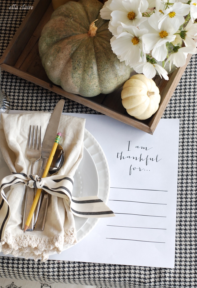 27 Gorgeous Thanksgiving Tablescapes | Natural and Rustic Table with Free Printable Thanksgiving Placemats