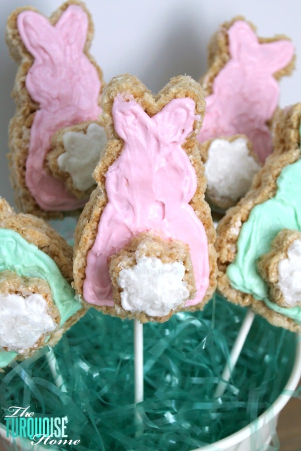 These bunny-shaped crispy treats would be a fun thing for Miss A and I to do (and eat!) together. :) They would make a great treat to make for a kids' Easter party or just for fun at home! | TheTurquoiseHome.com