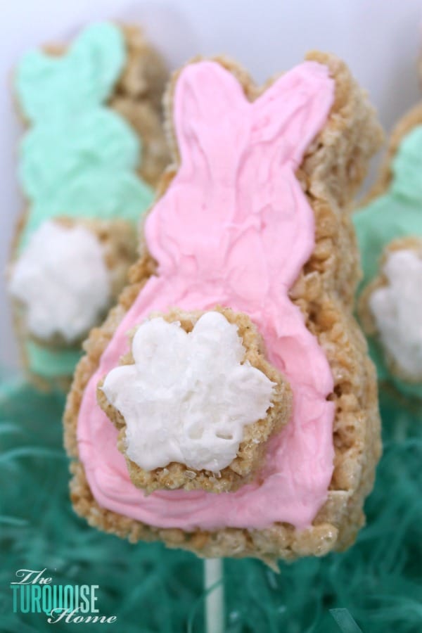 These bunny-shaped crispy treats would be a fun thing for Miss A and I to do (and eat!) together. :) They would make a great treat to make for a kids' Easter party or just for fun at home! | TheTurquoiseHome.com