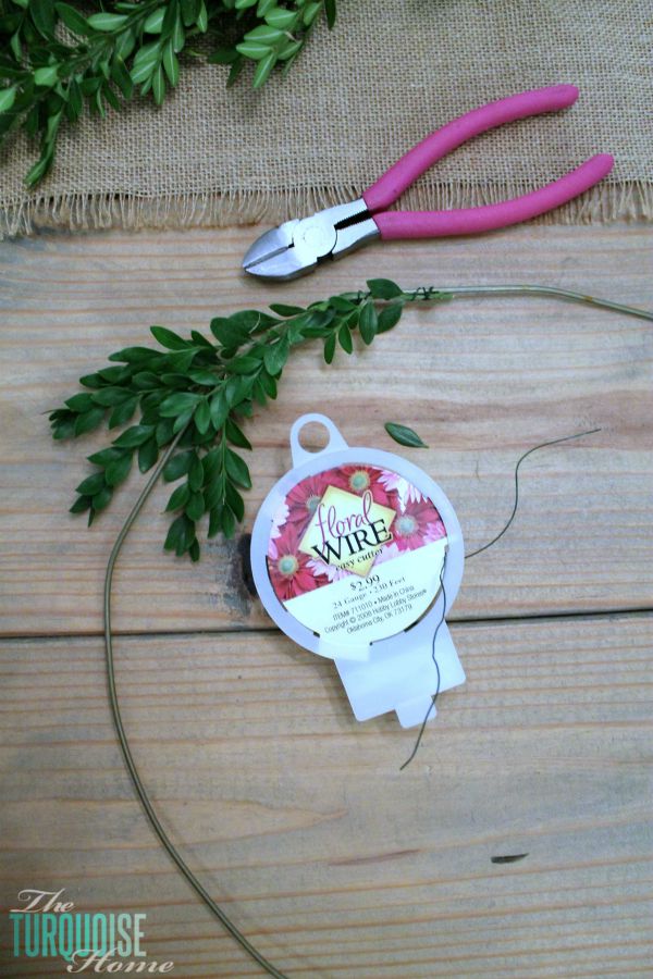 This boxwood wreath is so simple to make and I have all of the supplies. Nothing beats free and cute DIY!! | Details at TheTurquoiseHome.com