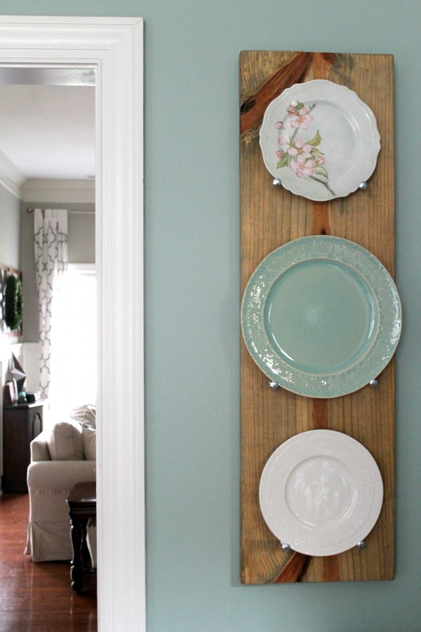 Make this DIY Industrial Plate Rack for less than $10! | Tutorial at TheTurquoiseHome.com