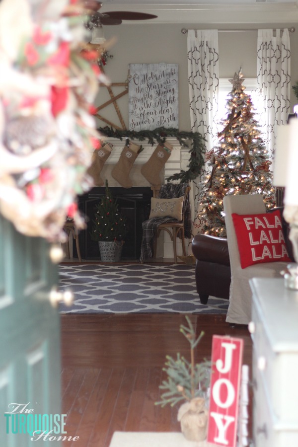 A Traditional Christmas Home Tour at TheTurquoiseHome.com