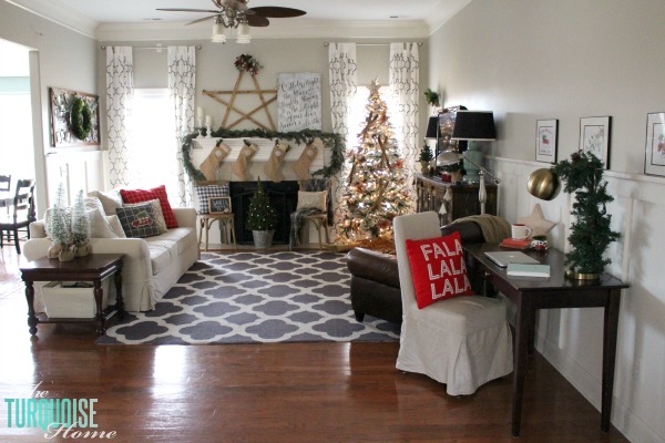 A Traditional Christmas Home Tour at TheTurquoiseHome.com