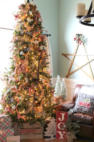 A Country Plaid and Burlap Christmas Tree with burlap, plaid and buffalo check! | All the details at TheTurquoiseHome.com