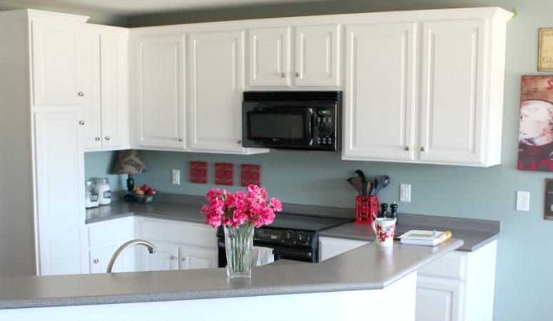 painted kitchen cabinets with benjamin moore simply white