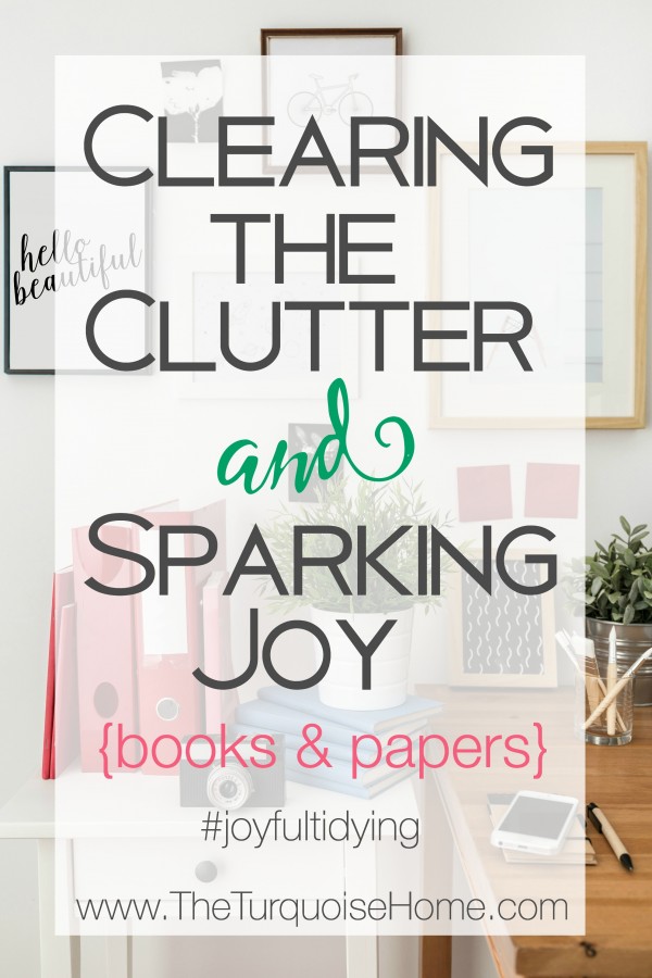 This is SO helpful!! How to declutter books and papers with the KonMari Method | TheTurquoiseHome.com
