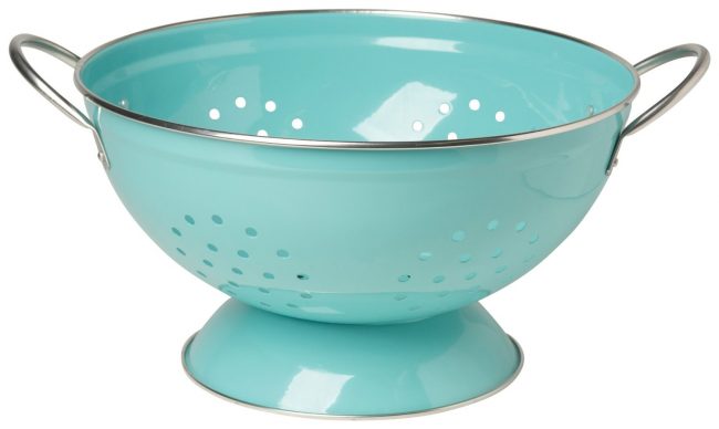 Pretty turquoise colander for all of your draining and straining needs! | Top 15 Kitchen Gifts for the Turquoise Lover