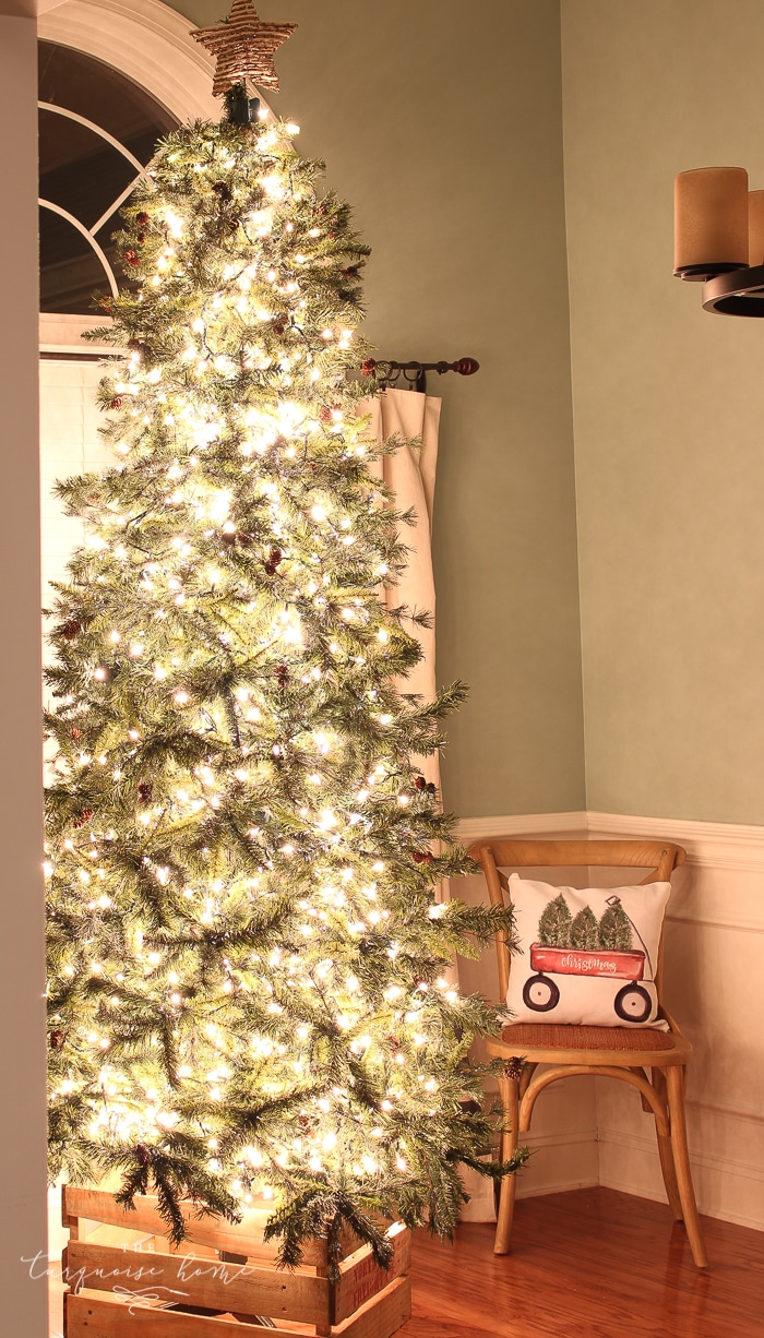 https://theturquoisehome.com/wp-content/uploads/2016/11/how-to-put-lights-on-a-christmas-tree-4.jpg