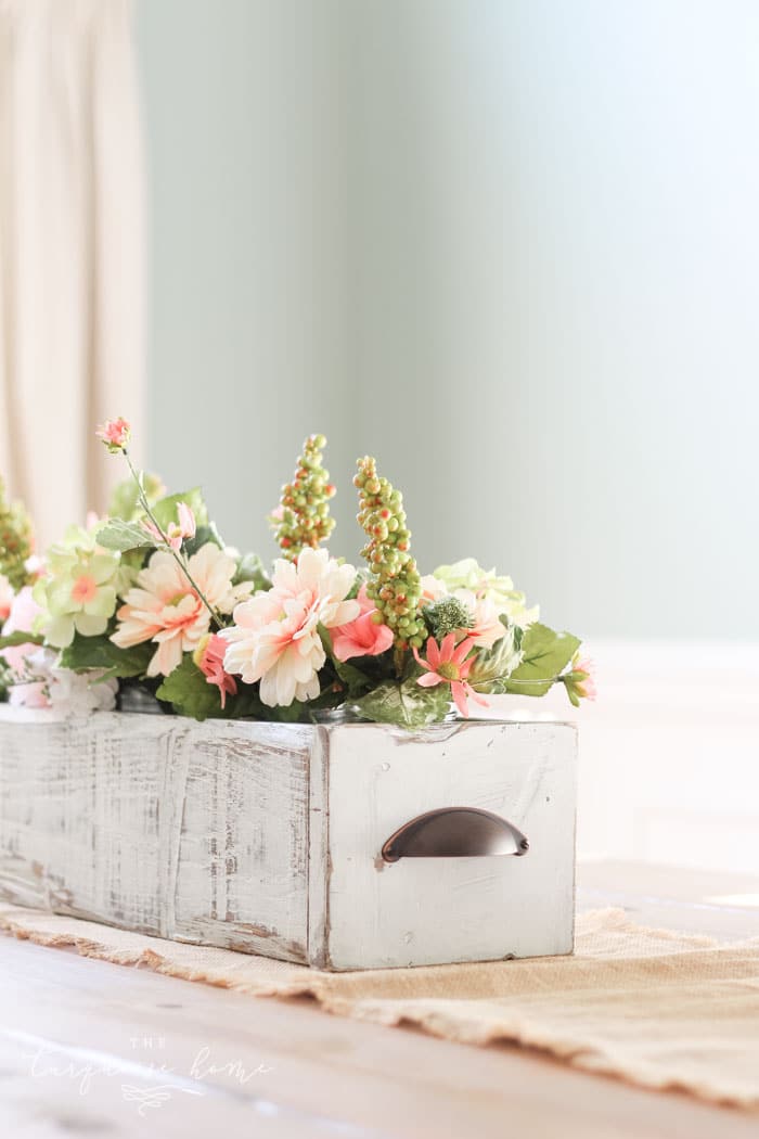 I'm in love!! I'm going to make this project ASAP! DIY Farmhouse Wooden Box Centerpiece | Kreg Jig | Woodworking | Rustic Home Decor | Farmhouse Decor