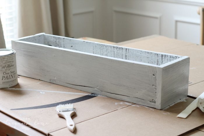 I'm in love!! I'm going to make this project ASAP! DIY Farmhouse Wooden Box Centerpiece | Kreg Jig | Woodworking | Rustic Home Decor | Farmhouse Decor