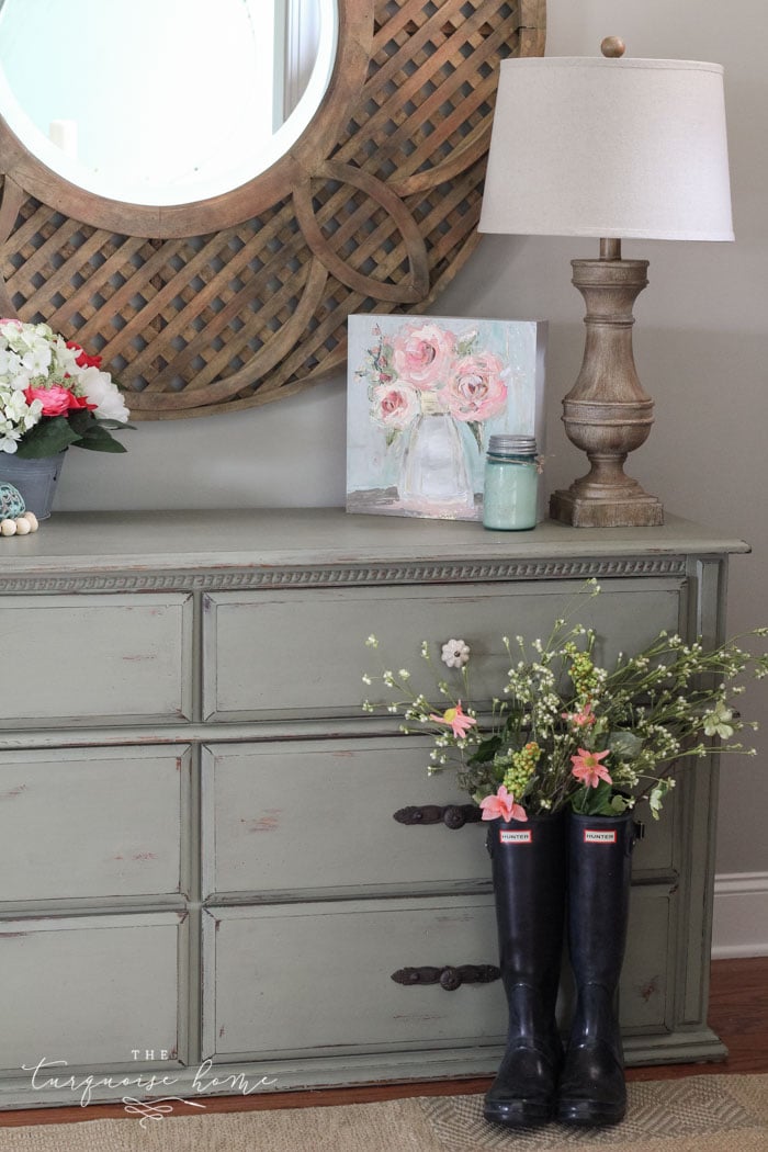 Simply perfect!! A simple Spring tablescape and entry way