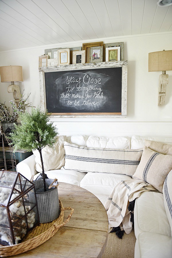 Farmhouse Decor in 10 Stunningly Gorgeous Living Rooms 