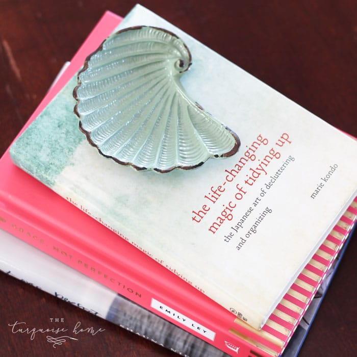 Favorite summer books to read! | Simply Beachy Summer Mantel at theturquoisehome.com