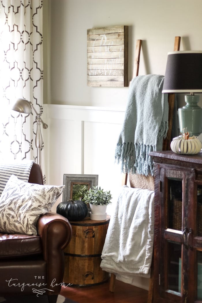 A cozy fall corner with a blanket ladder, leather armchair - and pumpkins!! | Simple farmhouse fall mantel with a DIY wooden sign 