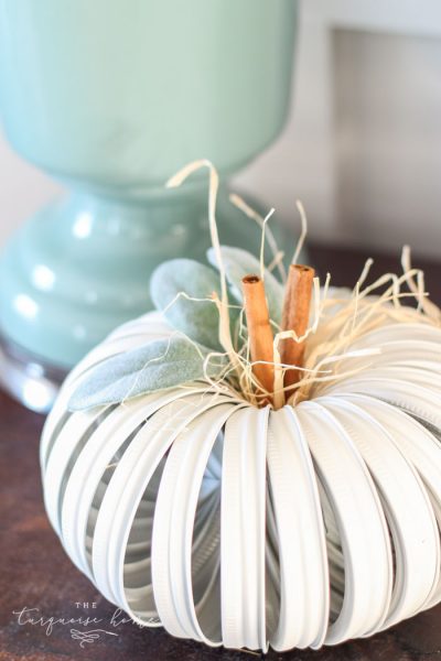 The cutest little farmhouse mason jar lid pumpkin you ever did see! Am I right? Click here for the full tutorial ... (it's so easy and just 5 supplies!)