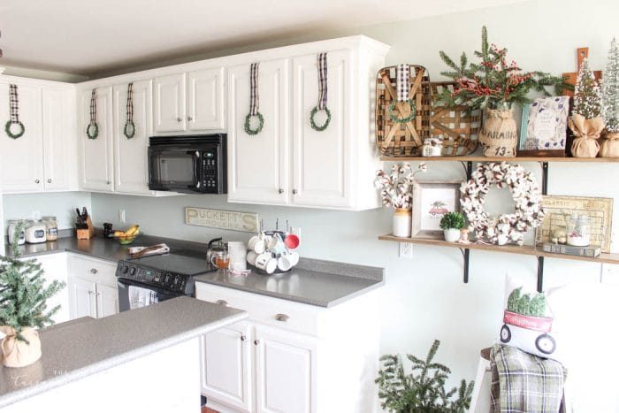 A red and green Christmas kitchen!