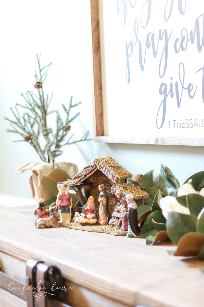 A Neutral Christmas Dining Room 