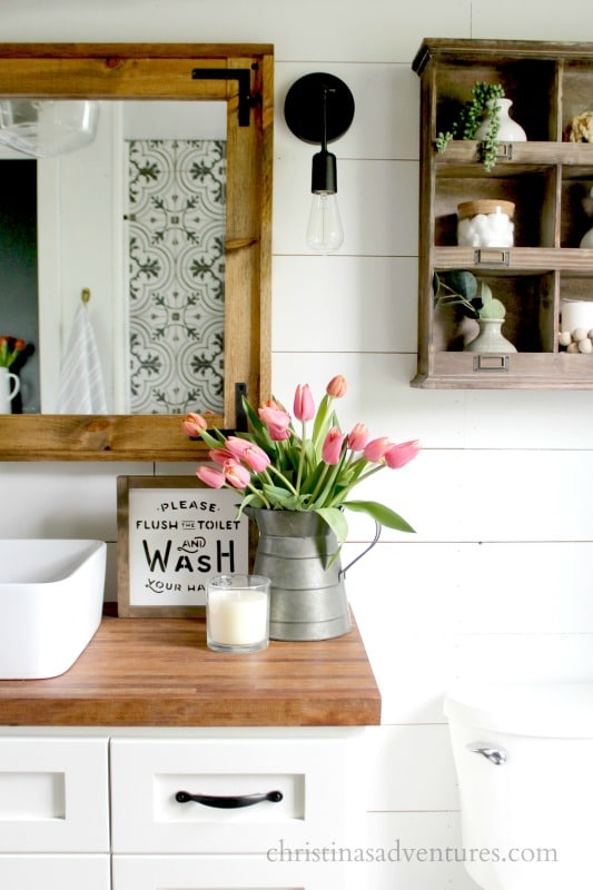 Essential Elements of a Farmhouse Bathroom