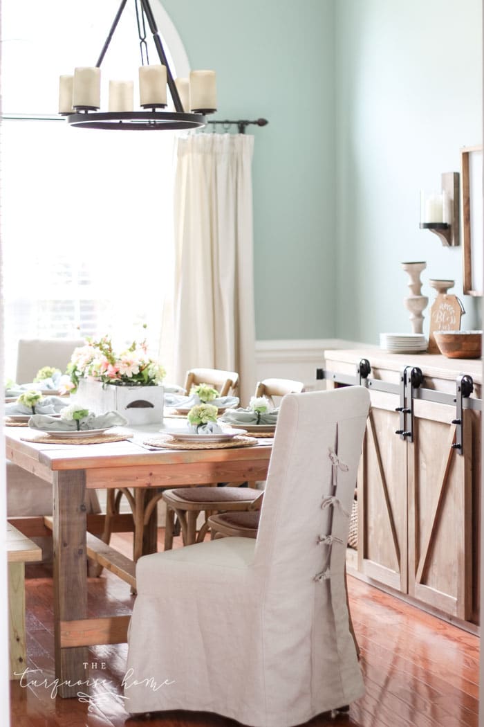 Farmhouse Spring Decorating in the Dining Room | Blue and Green spring decor 