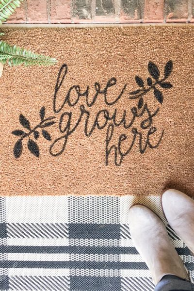 Cute DIY Doormat for the front porch! Create your own customized doormat for less than $20! | Love Grows Here DIY Doormat