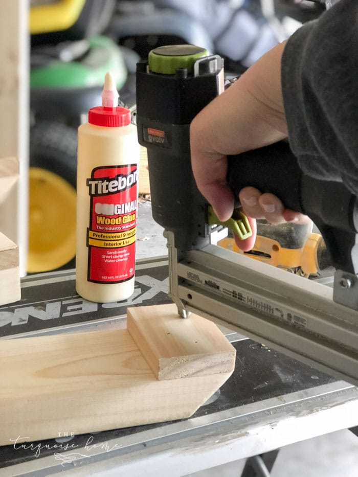 Attach the feet to the legs, flush with the long pointed end! DIY Standing Coat Rack