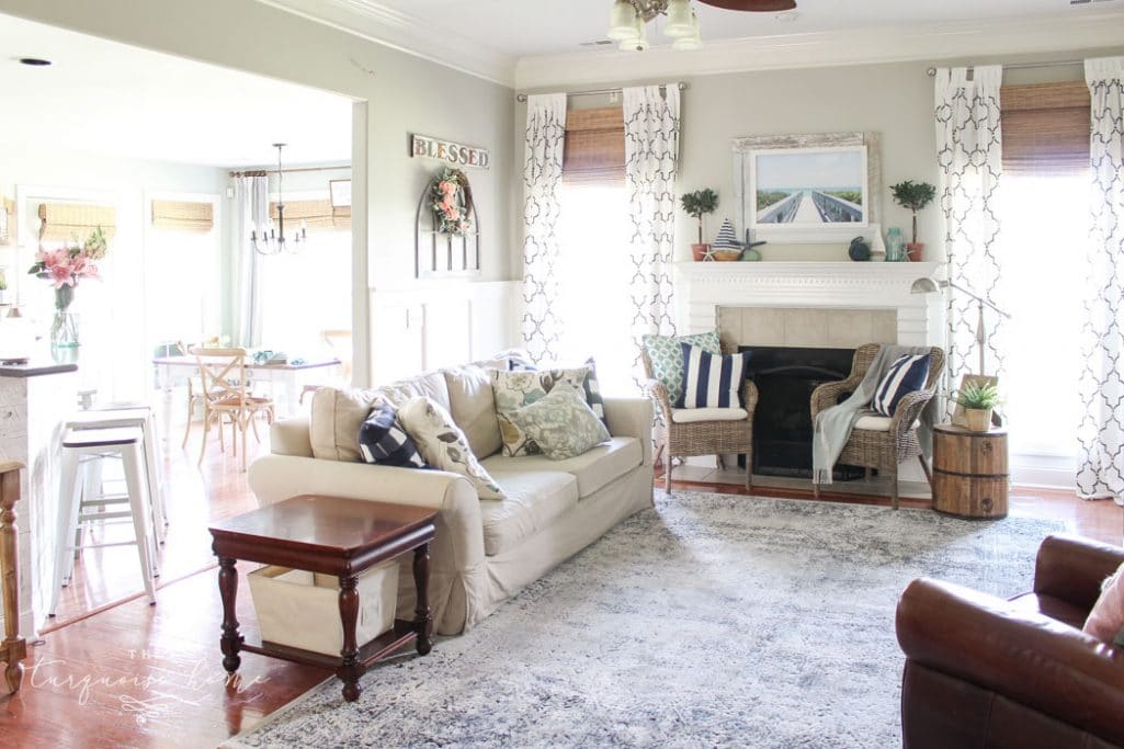 Coastal Summer Decor in the Living Room - fabulous summer decor ideas!