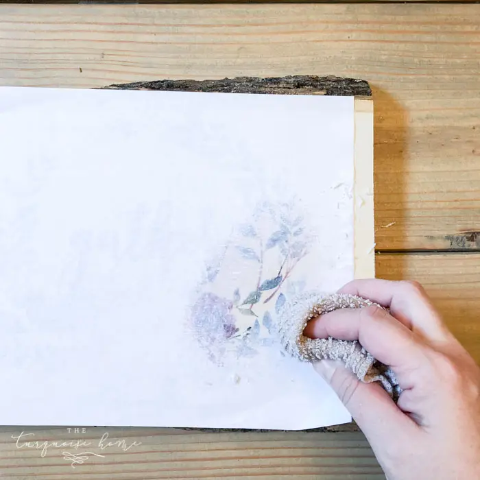 Użyj wilgotnej szmatki lub gąbki, aby usunąć papier po trochu. DIY Photo Transfer to Wood