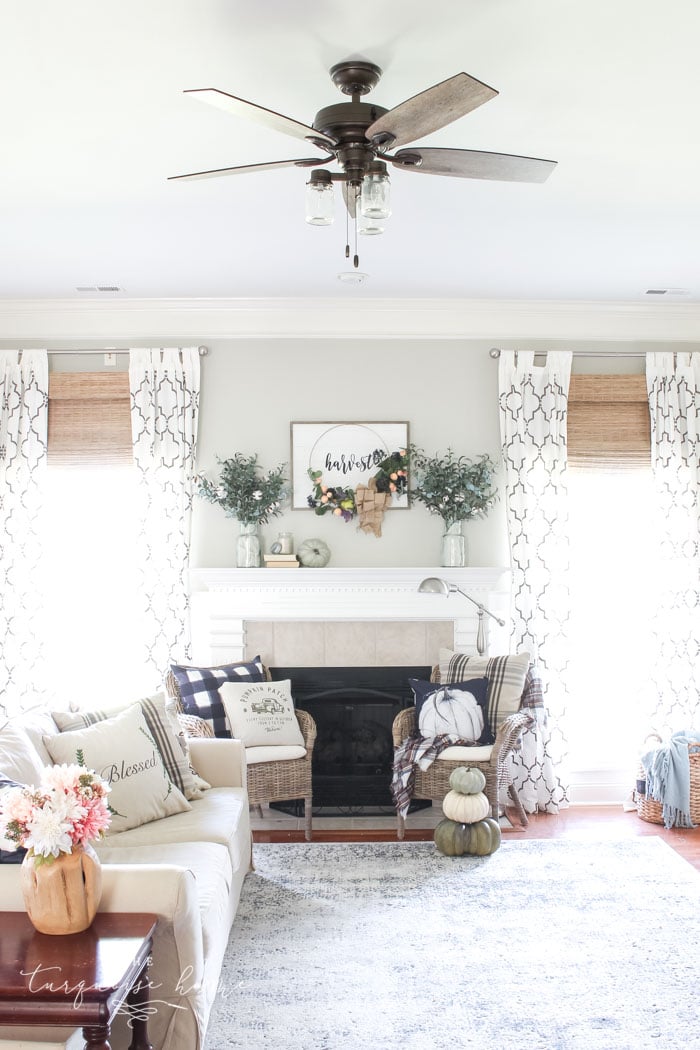 This gorgeous Joanna Gaines' style farmhouse ceiling fan won't break the bank! #farmhouseceilingfan #ceilingfan #farmhouse #joannagaines #theturquoisehome #diyhomedecor