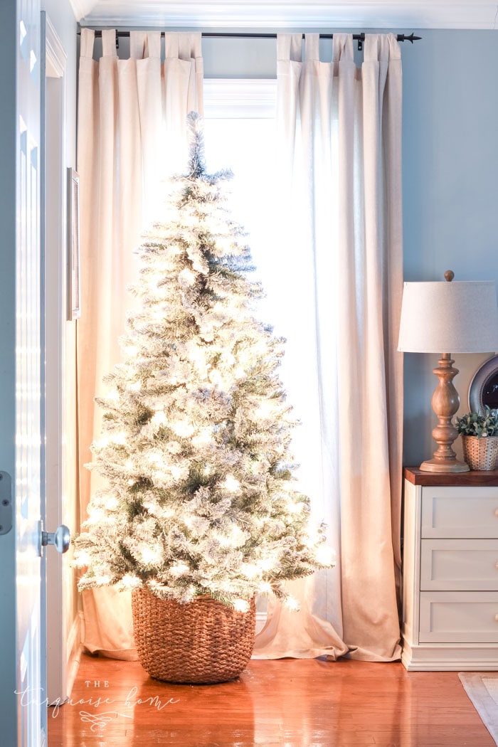 DIY Christmas Tree Basket - the best Christmas tree stand ideas!
