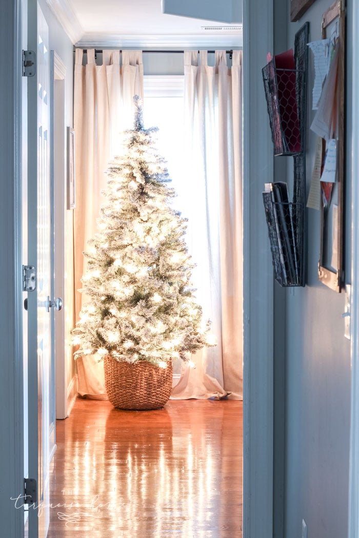 Easy 5-Step DIY Christmas Tree Basket - the best Christmas tree stand ideas!