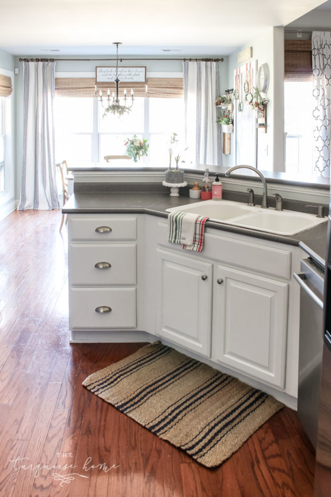 Simply White painted Kitchen Cabinets 