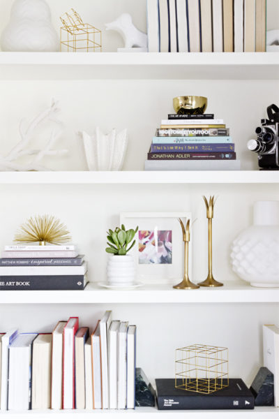 How to decorate a bookshelf -->> with books and knick knacks!