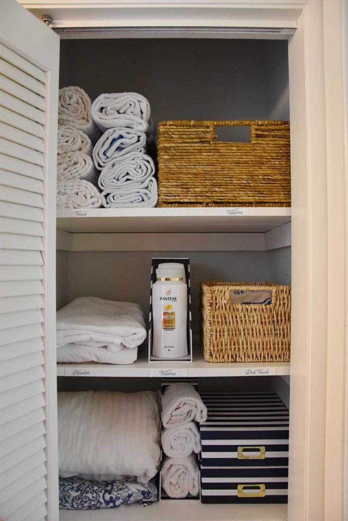 https://theturquoisehome.com/wp-content/uploads/2019/05/How_to_organize_a_linen_closet_3-683x1024.jpg