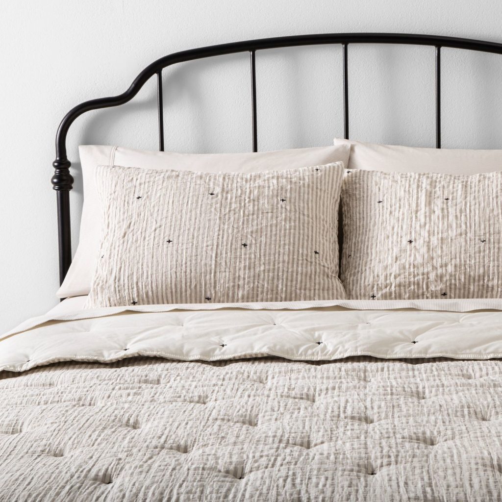 Gorgeous Farmhouse Bedding to Add to Your Room