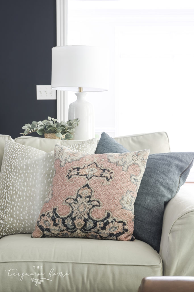 Guide to Choosing Throw Pillows - How to Decorate