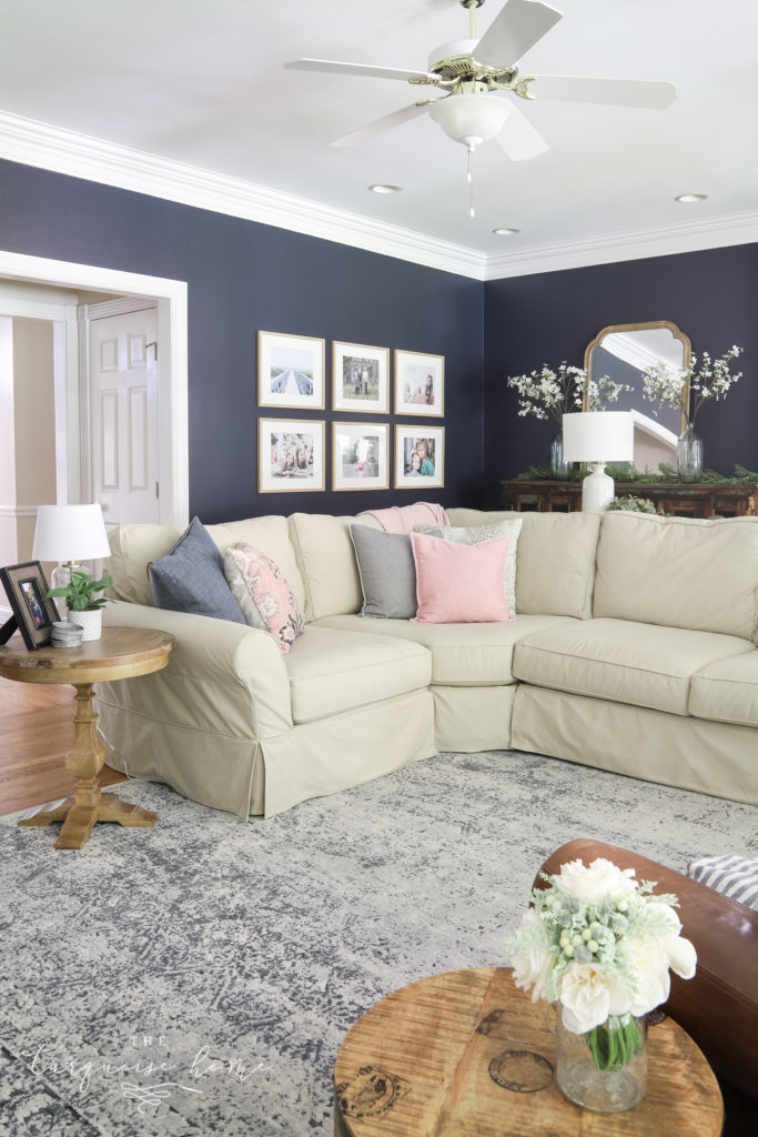 Blue Vintage-Style Rug in the Living Room