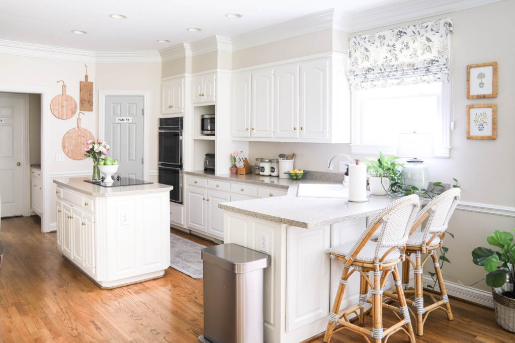 Closing the Space above the Kitchen Cabinets - Remodelando la Casa