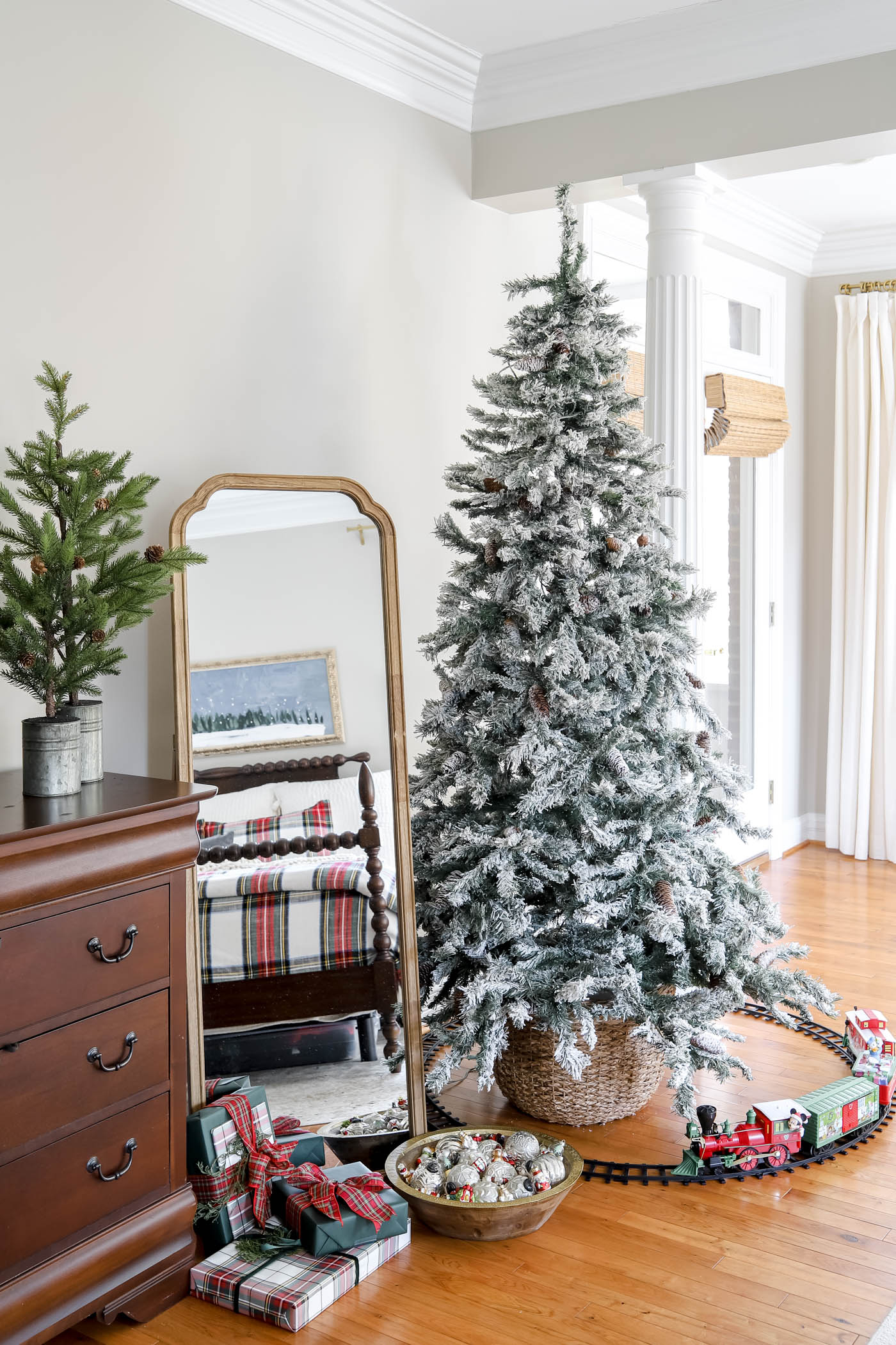 Pretty Christmas Bedroom Decor