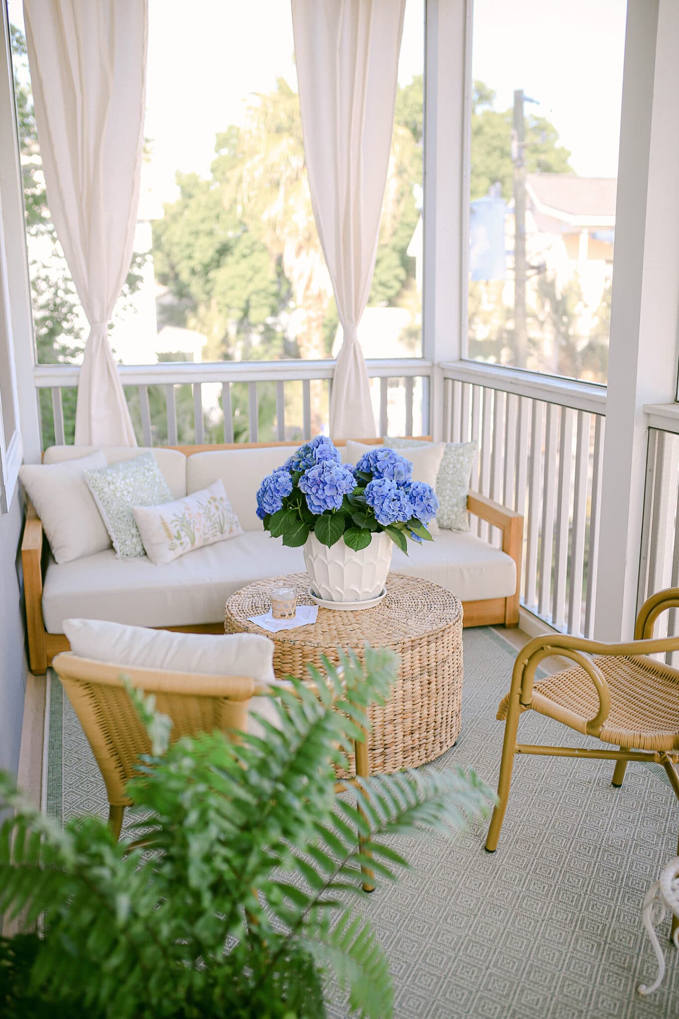 12 Drool-Worthy Screened-In Porch Decorating Ideas