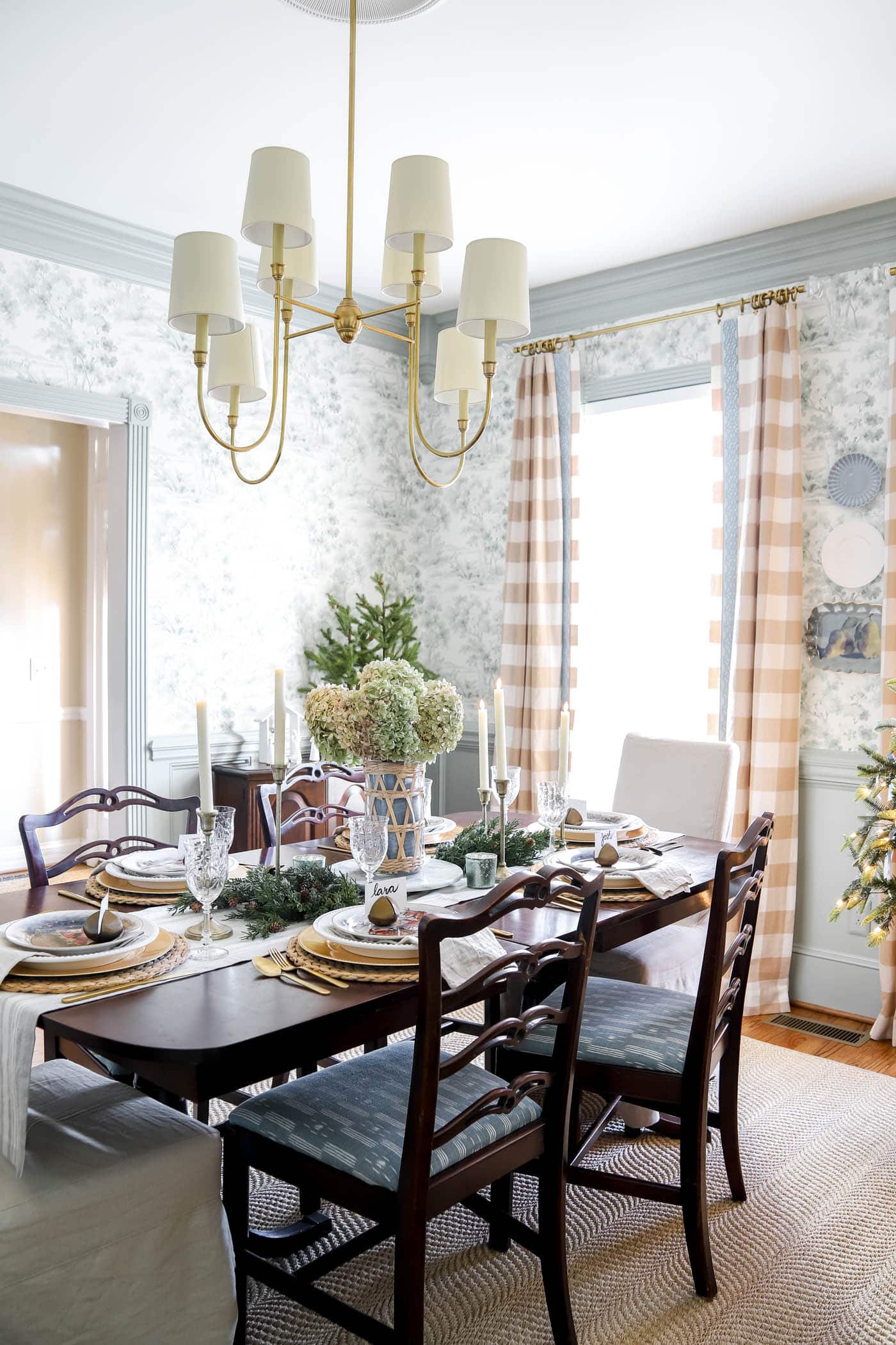 traditional dining room at christmas