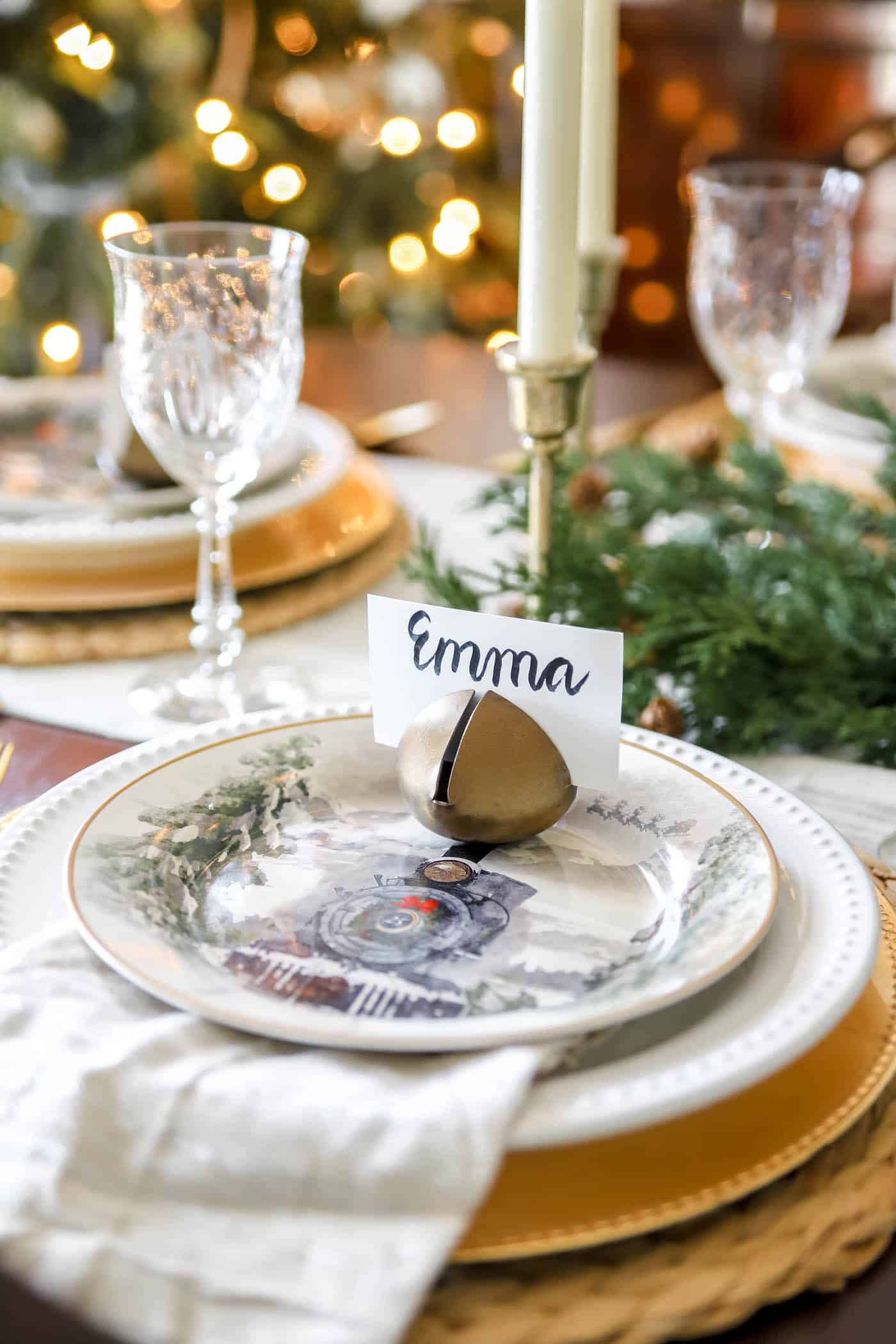 How to Decorate the Dining Room for Christmas