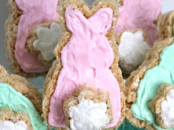 These bunny-shaped crispy treats would be a fun thing for Miss A and I to do (and eat!) together. :) They would make a great treat to make for a kids' Easter party or just for fun at home! | TheTurquoiseHome.com