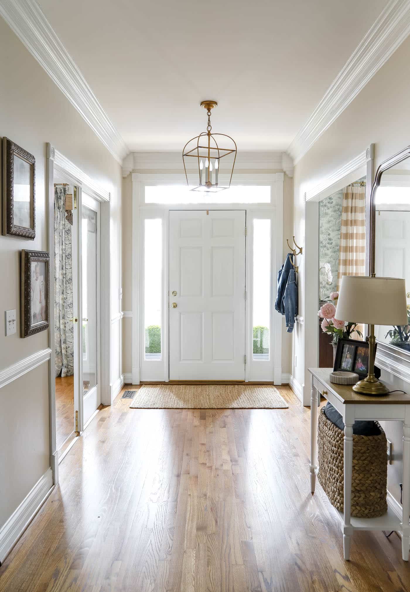 entry way with lantern pendant light